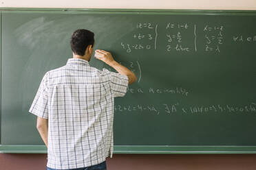 Lehrer löscht mathematische Formeln auf der Tafel - DAMF01100