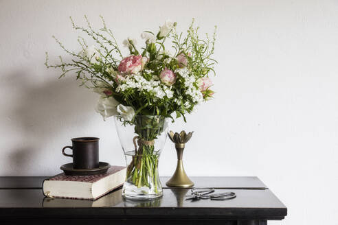 Vase mit frischen Schnittblumen auf einem Regal stehend - EVGF04111