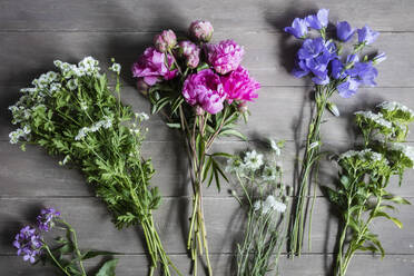 Blumensträuße der Saison auf einer Holzunterlage - EVGF04112