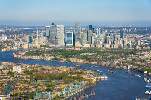 UK, England, London, Blick von oben auf die Themse, die sich durch Canary Wharf schlängelt - TAMF03492