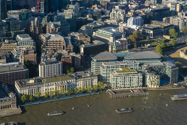 UK, England, London, Ansicht von Gebäuden entlang der Themse - TAMF03498