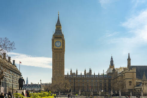 UK, England, London, Parliament Square mit Elizabeth Tower im Hintergrund - TAMF03510