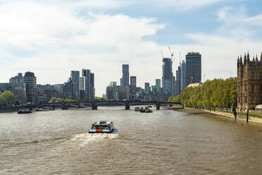 Großbritannien, England, London, Themse mit Stadtsilhouette im Hintergrund - TAMF03515