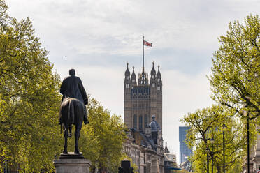 UK, England, London, Earl Haig Memorial mit Palace of Westminster im Hintergrund - TAMF03518
