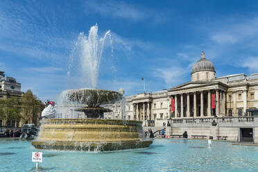 UK, England, London, Brunnen auf dem Trafalgar Square mit National Gallery im Hintergrund - TAMF03520