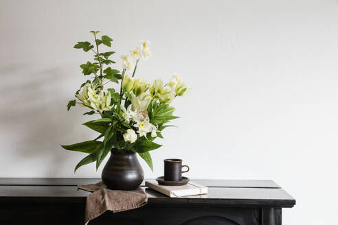 Studioaufnahme einer Vase mit weißen blühenden Blumen - EVGF04122