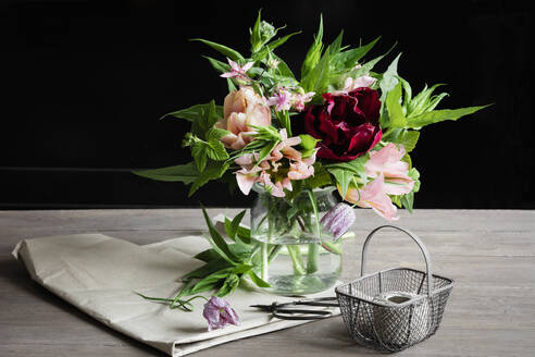 Studioaufnahme eines Blumenstraußes mit Frühlingsblumen - EVGF04123