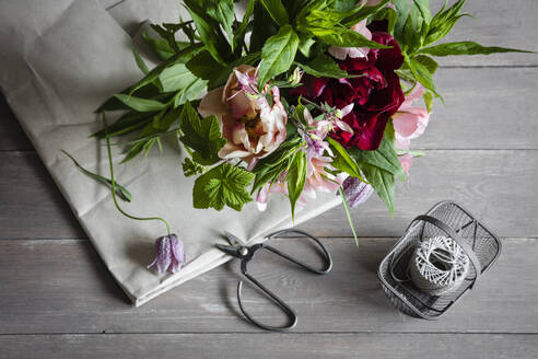 Studioaufnahme eines Blumenstraußes mit Frühlingsblumen - EVGF04124