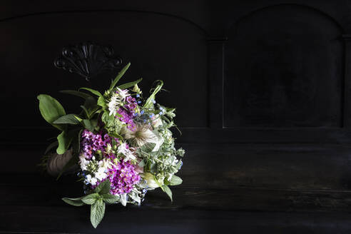 Studioaufnahme eines Blumenstraußes mit Frühlingsblumen - EVGF04125