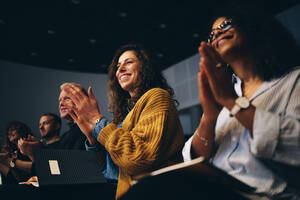 Die Zuhörer hören der Rede zu und klatschen in die Hände. Eine Gruppe von Geschäftsleuten, die an einem Kongress teilnehmen, applaudiert während des Forums. - JLPSF05174