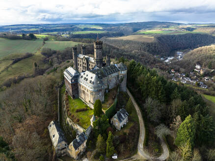 Deutschland, Rheinland-Pfalz, Balduinstein, Luftaufnahme von Schloss Schaumburg im Herbst - AMF09607