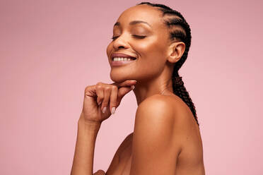 Close up of beautiful woman with hand on chin. African american woman with perfect healthy skin. - JLPSF05836