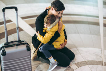 Mutter wird mit ihrem Kind am Flughafen emotional. Mutter und Sohn treffen sich am Flughafen. - JLPSF06074
