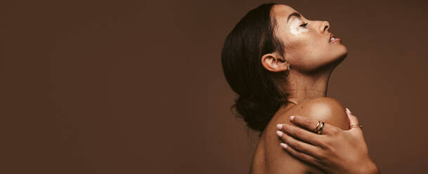 Panoramic shot of woman with vitiligo on brown background. Side view portrait of woman with closed eyes and chin up. - JLPSF06178