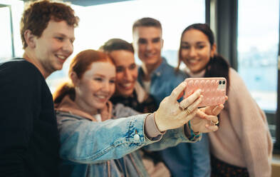 Mädchen nimmt Selfie mit ihren Freunden in der High School. Gruppe von High School nehmen Selfie. - JLPSF06337