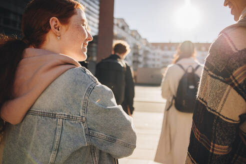 Rückansicht eines Schülers, der zur High School geht. Junge Männer und Frauen auf dem Weg zum College. - JLPSF06364