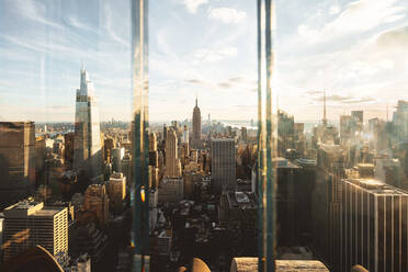 USA, New York, New York City, Midtown Manhattan bei Sonnenuntergang durch ein Fenster gesehen - MMPF00316