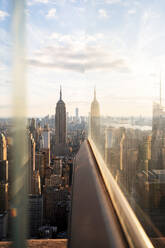 USA, New York, New York City, Midtown Manhattan bei Sonnenuntergang durch ein Fenster gesehen - MMPF00317