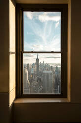 USA, New York, New York City, Fenster mit Blick auf Midtown Manhattan bei Sonnenuntergang - MMPF00319