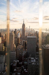 USA, New York, New York City, Midtown Manhattan bei Sonnenuntergang durch ein Fenster gesehen - MMPF00320