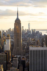 USA, New York, New York City, Empire State Building bei Sonnenuntergang - MMPF00321