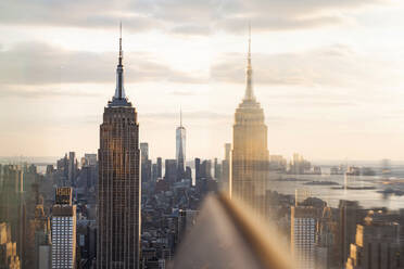 USA, New York, New York City, Midtown Manhattan bei Sonnenuntergang durch ein Fenster gesehen - MMPF00322