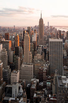 USA, New York, New York City, Midtown Manhattan in der Abenddämmerung - MMPF00324