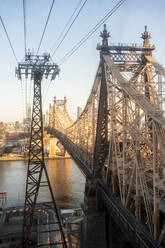 USA, New York, New York City, Queensboro Bridge in der Abenddämmerung - MMPF00327