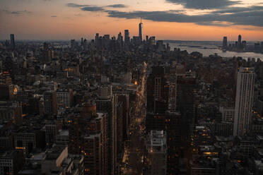 USA, New York, New York City, Blick auf Manhattan in der Abenddämmerung - MMPF00331
