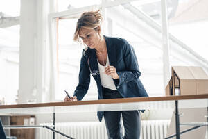 Architekt mit Brille bei der Arbeit im Büro - JOSEF14072