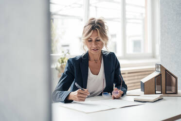 Immobilienmakler mit Brille bei der Arbeit im Büro - JOSEF14104