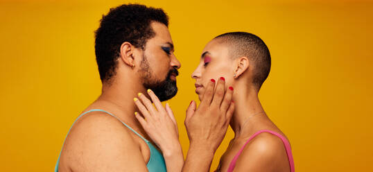 Seitenansicht eines Mannes und einer Frau, die sich gegenüberstehen - Freunde brechen Geschlechterstereotypen - JLPSF06514