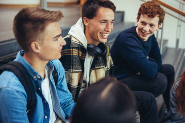 Gruppe junger Leute, die an der Universität abhängen. Junge Studenten auf dem Universitätscampus - JLPSF07068