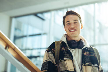 Selbstbewusster männlicher Student in der High School, junger Mann an der Universität. - JLPSF07092