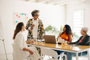 Erfahrene Geschäftsfrau bei einer Diskussion mit ihren Kolleginnen in einem Sitzungssaal. Gruppe von Geschäftsfrauen beim Brainstorming während einer Sitzung. Geschäftsfrauen, die in einem rein weiblichen Start-up zusammenarbeiten. - JLPSF07198