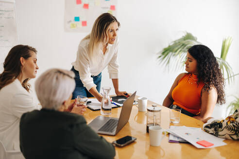 Vielfältige Geschäftsfrauen bei einer Diskussion in einer Vorstandssitzung. Eine Gruppe multikultureller Geschäftsfrauen beim Brainstorming in einem Büro. Kreative Geschäftsfrauen, die in einem reinen Frauenunternehmen zusammenarbeiten. - JLPSF07210