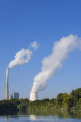 Deutschland, Nordrhein-Westfalen, Bergkamen, Datteln-Hamm-Kanal mit aufsteigendem Rauch aus einem Kohlekraftwerk im Hintergrund - WIF04592