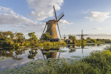 Niederlande, Südholland, Kinderdijk, Ländlicher Fluss und historische Windmühlen - KEBF02417