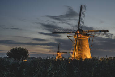 Niederlande, Südholland, Kinderdijk, Historische Windmühlen bei Nacht - KEBF02419