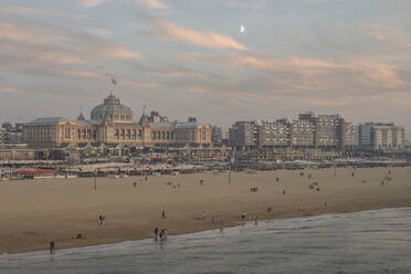 Niederlande, Südholland, Den Haag, Sandstrand vor dem Grand Hotel Amrath Kurhaus in der Abenddämmerung - KEBF02422