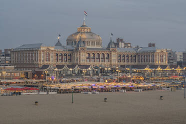 Niederlande, Südholland, Den Haag, Sandstrand vor dem Grand Hotel Amrath Kurhaus in der Abenddämmerung - KEBF02423