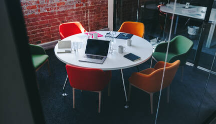 Leerer Besprechungsraum an einem modernen Arbeitsplatz, Stillleben eines Bürotischs mit verschiedenen Geräten darauf. - JLPSF07640