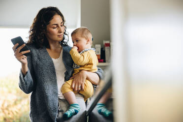 Frau im Mutterschaftsurlaub, die sich um ihren Sohn kümmert. Mutter und Baby zu Hause. - JLPSF08166