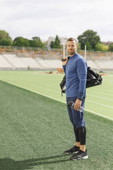 Athlete standing on sports field - IFRF01760