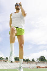 Sportler beim Lauftraining auf dem Sportplatz - IFRF01791