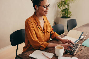 Young woman using a laptop at home. Businesswoman working on laptop at home office. - JLPSF08370