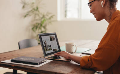 Redakteurin einer Zeitschrift arbeitet an ihrem Laptop. Geschäftsfrau arbeitet von zu Hause aus an einem Laptop. - JLPSF08373