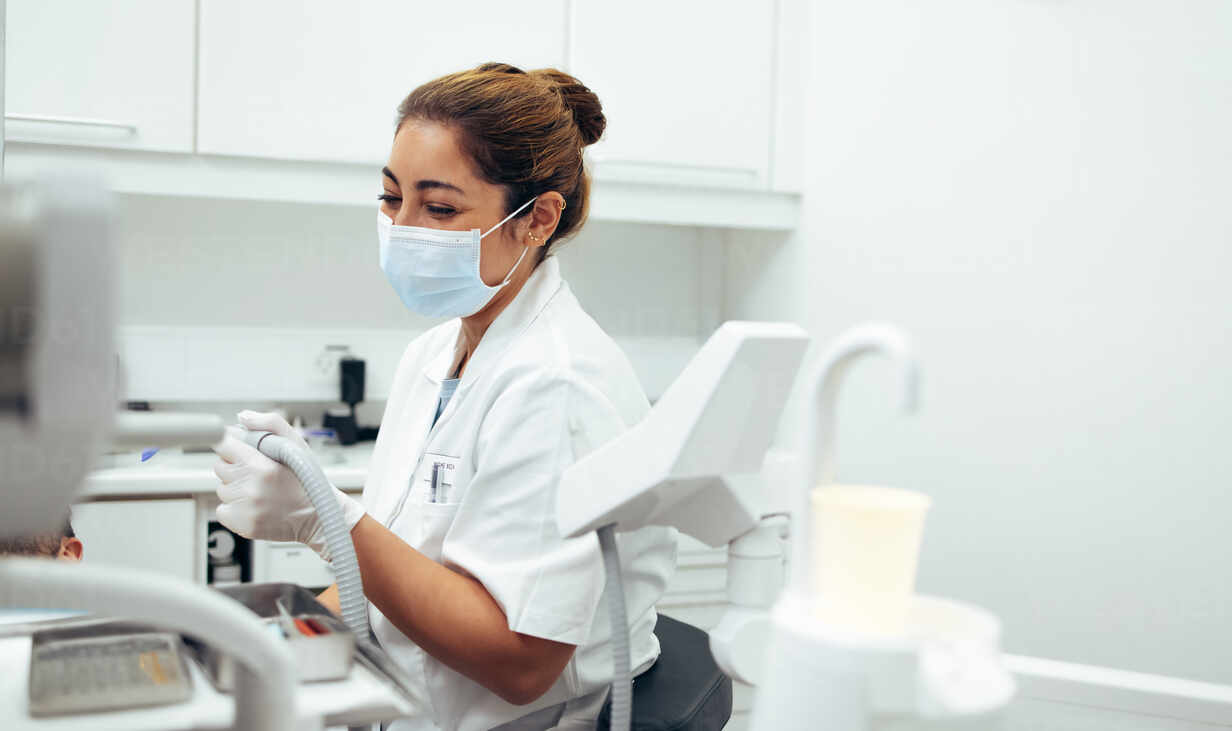 Zahnärztin Bei Einer Zahnbehandlung An Den Zähnen Eines Patienten Mit Werkzeugen Zahnärztin Mit