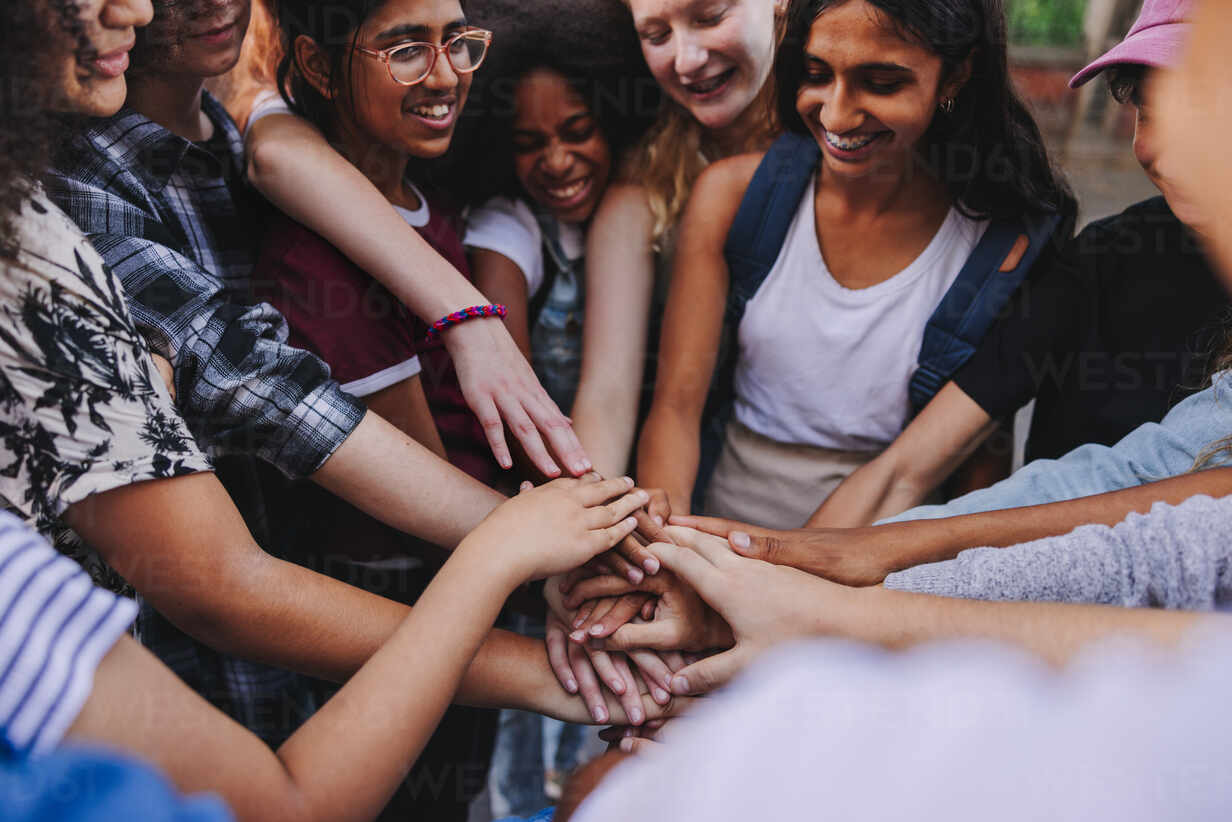 Multikulturelle Teenager Die Fröhlich Lächelnd Ihre Hände Aneinander Legen Eine Gruppe Von 