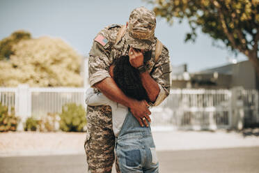 Tränenreicher militärischer Abschied. Emotionaler Soldat, der sich von seiner Tochter verabschiedet, bevor er in den Krieg zieht. Patriotischer Soldat, der sein Kind umarmt, bevor er geht, um seinem Land in der Armee zu dienen. - JLPSF09051
